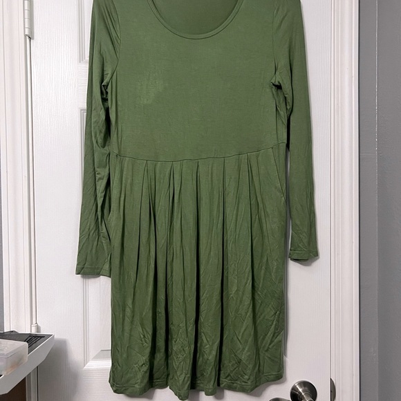 Dresses & Skirts - NWT Long sleeve large pleated dress.